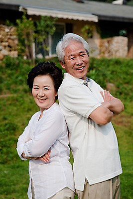 포토 JPG 주간 나무 식물 라이프스타일 부부 커플 여자 할아버지 노년 남자 할머니 여유 포즈 휴식 주택 미소 웃음 사람 동양인 잔디 상반신 취미 야외 두명 건물 실버라이프 팔짱 정원 노부부 한국인 실버 노인만 국내포토 자연요소 건축물 감정 컨셉 관계 모션 표정 인종 성인 생활 성인만 파일형식