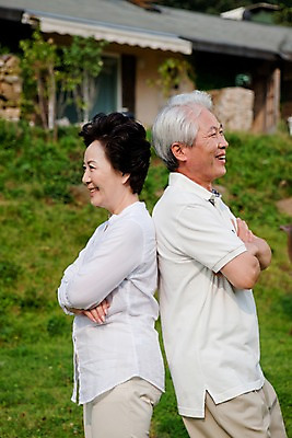 포토 JPG 주간 나무 식물 라이프스타일 부부 커플 여자 할아버지 노년 남자 할머니 여유 휴식 주택 서기 미소 웃음 사람 동양인 잔디 상반신 취미 야외 두명 건물 옆모습 실버라이프 정원 노부부 한국인 등돌리기 실버 노인만 국내포토 자연요소 건축물 감정 뷰포인트 컨셉 관계 모션 표정 인종 성인 생활 성인만 파일형식