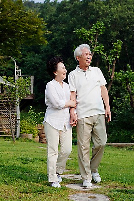 포토 JPG 주간 전신 나무 식물 라이프스타일 부부 커플 여자 할아버지 노년 남자 할머니 여유 휴식 서기 미소 웃음 사람 동양인 잔디 취미 야외 두명 실버라이프 정원 노부부 산책 한국인 실버 숲 노인만 국내포토 자연요소 감정 컨셉 관계 모션 표정 인종 성인 생활 성인만 파일형식