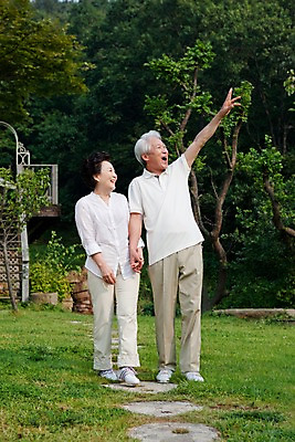 포토 JPG 주간 전신 나무 식물 라이프스타일 부부 커플 여자 할아버지 노년 남자 할머니 여유 휴식 서기 미소 웃음 사람 동양인 손짓 잔디 취미 야외 두명 실버라이프 정원 노부부 한국인 가리킴 실버 숲 노인만 국내포토 자연요소 감정 컨셉 관계 모션 표정 인종 성인 생활 성인만 파일형식