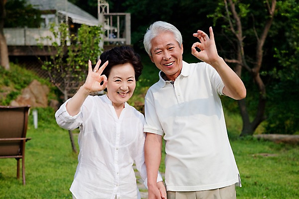포토 JPG 주간 나무 식물 라이프스타일 부부 커플 여자 할아버지 노년 남자 할머니 여유 의자 휴식 주택 미소 웃음 사람 동양인 손짓 잔디 상반신 취미 야외 두명 건물 실버라이프 정원 노부부 한국인 실버 OK 숲 노인만 국내포토 자연요소 건축물 감정 가구 컨셉 관계 모션 표정 인종 성인 생활 성인만 파일형식