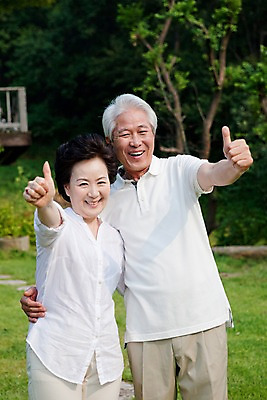포토 JPG 주간 나무 식물 라이프스타일 부부 커플 여자 할아버지 노년 남자 할머니 여유 휴식 미소 웃음 사람 동양인 손짓 잔디 취미 야외 두명 실버라이프 정원 노부부 한국인 엄지손가락 최고 실버 숲 노인만 국내포토 자연요소 감정 컨셉 손가락 관계 모션 표정 인종 성인 생활 성인만 파일형식
