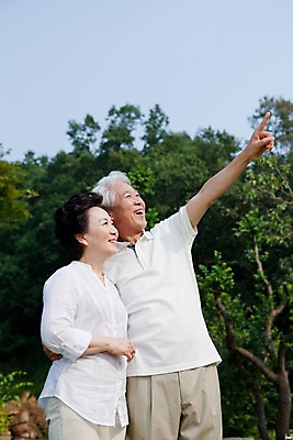 포토 JPG 주간 나무 식물 라이프스타일 부부 커플 여자 할아버지 노년 남자 할머니 여유 하늘 휴식 미소 웃음 사람 동양인 손짓 취미 야외 두명 실버라이프 노부부 한국인 가리킴 실버 숲 노인만 국내포토 자연요소 감정 컨셉 관계 모션 표정 인종 성인 생활 성인만 파일형식