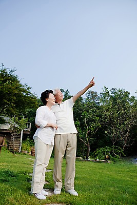 포토 JPG 주간 전신 나무 식물 라이프스타일 부부 커플 여자 할아버지 노년 남자 할머니 여유 하늘 휴식 서기 미소 웃음 사람 동양인 손짓 잔디 취미 야외 두명 실버라이프 정원 노부부 한국인 가리킴 실버 숲 노인만 국내포토 자연요소 감정 컨셉 관계 모션 표정 인종 성인 생활 성인만 파일형식