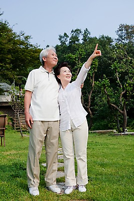 포토 JPG 주간 전신 나무 식물 라이프스타일 부부 커플 여자 할아버지 노년 남자 할머니 여유 휴식 서기 미소 웃음 사람 동양인 손짓 잔디 취미 야외 두명 실버라이프 정원 노부부 한국인 가리킴 실버 숲 노인만 국내포토 자연요소 감정 컨셉 관계 모션 표정 인종 성인 생활 성인만 파일형식