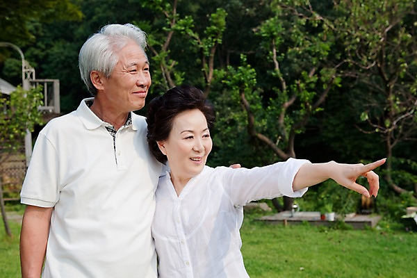 포토 JPG 주간 나무 식물 부부 커플 여자 할아버지 노년 남자 할머니 미소 웃음 사람 동양인 손짓 잔디 상반신 야외 두명 실버라이프 정원 노부부 한국인 가리킴 실버 숲 노인만 국내포토 자연요소 라이프스타일 관계 모션 표정 인종 성인 성인만 파일형식