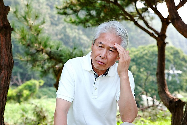 포토 JPG 주간 나무 식물 할아버지 노년 남자 생각 의학 한명 사람 동양인 손짓 상반신 야외 실버라이프 고통 한국인 실버 숲 고민 두통 노인남자한명만 국내포토 자연요소 1 라이프스타일 감정 모션 인종 성인 질병 남자한명만 노인남자만 파일형식