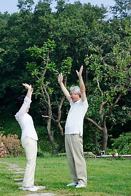 포토 JPG 주간 전신 나무 식물 부부 커플 여자 할아버지 노년 남자 할머니 서기 미소 웃음 사람 동양인 손짓 잔디 야외 두명 실버라이프 정원 노부부 만세 한국인 실버 숲 노인만 국내포토 자연요소 라이프스타일 관계 모션 표정 인종 성인 성인만 파일형식