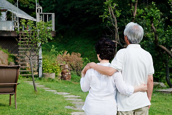 포토 JPG 주간 나무 식물 부부 커플 여자 할아버지 노년 남자 할머니 의자 주택 사람 동양인 잔디 상반신 야외 두명 건물 뒷모습 실버라이프 정원 노부부 한국인 실버 숲 노인만 국내포토 자연요소 라이프스타일 건축물 뷰포인트 가구 관계 인종 성인 성인만 파일형식