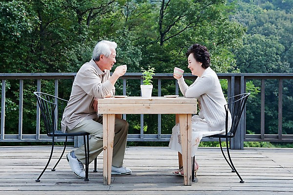 포토 JPG 주간 전신 나무 식물 부부 커플 여자 할아버지 노년 남자 화분 할머니 화초 커피 의자 탁자 티타임 산 미소 웃음 사람 앉기 동양인 야외 두명 옆모습 실버라이프 노부부 한국인 마시기 실버 차 커피잔 노인만 국내포토 자연요소 라이프스타일 음료 뷰포인트 가구 관계 모션 휴식 잔 표정 인종 성인 성인만 파일형식