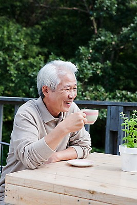 포토 JPG 주간 식물 할아버지 노년 남자 화분 화초 커피 의자 탁자 티타임 한명 미소 웃음 사람 앉기 동양인 상반신 야외 실버라이프 한국인 마시기 실버 차 커피잔 노인남자한명만 국내포토 자연요소 1 라이프스타일 음료 가구 모션 휴식 잔 표정 인종 성인 남자한명만 노인남자만 파일형식