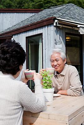포토 JPG 주간 식물 부부 커플 여자 할아버지 노년 남자 화분 할머니 화초 커피 티타임 주택 미소 웃음 사람 앉기 동양인 상반신 야외 두명 건물 실버라이프 마주보기 노부부 카페 한국인 마시기 실버 차 커피잔 노인만 국내포토 자연요소 라이프스타일 건축물 음료 관계 모션 휴식 잔 표정 인종 성인 상점 성인만 파일형식