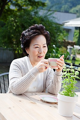 포토 JPG 주간 나무 식물 여자 노년 화분 할머니 화초 커피 의자 탁자 티타임 주택 한명 미소 웃음 사람 앉기 동양인 상반신 야외 건물 실버라이프 한국인 마시기 실버 차 커피잔 노인여자한명만 국내포토 자연요소 1 라이프스타일 건축물 음료 가구 모션 휴식 잔 표정 인종 성인 여자한명만 노인여자만 파일형식