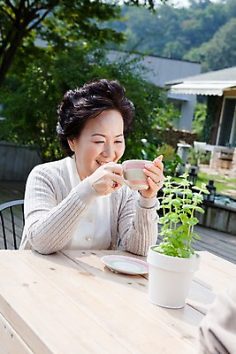 포토 JPG 주간 나무 식물 여자 노년 화분 할머니 화초 커피 의자 탁자 티타임 주택 한명 미소 웃음 사람 앉기 동양인 상반신 야외 건물 실버라이프 한국인 마시기 실버 차 커피잔 노인여자한명만 국내포토 자연요소 1 라이프스타일 건축물 음료 가구 모션 휴식 잔 표정 인종 성인 여자한명만 노인여자만 파일형식