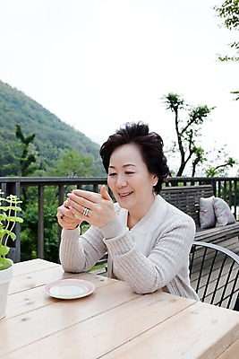 포토 JPG 주간 나무 식물 여자 노년 화분 할머니 화초 커피 벤치 의자 탁자 티타임 산 한명 미소 웃음 사람 앉기 동양인 상반신 야외 실버라이프 한국인 마시기 실버 차 커피잔 노인여자한명만 국내포토 자연요소 1 라이프스타일 음료 가구 모션 휴식 잔 표정 인종 성인 여자한명만 노인여자만 파일형식