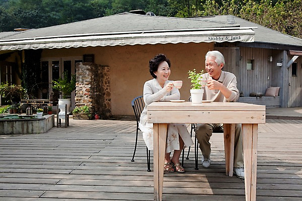 포토 JPG 주간 나무 식물 부부 커플 여자 할아버지 노년 남자 화분 할머니 화초 커피 의자 탁자 티타임 주택 미소 웃음 사람 앉기 동양인 야외 두명 건물 실버라이프 노부부 카페 한국인 마시기 판넬 실버 차 숲 커피잔 데크 노인만 국내포토 자연요소 라이프스타일 건축물 음료 가구 관계 모션 휴식 잔 표정 인종 성인 상점 성인만 파일형식