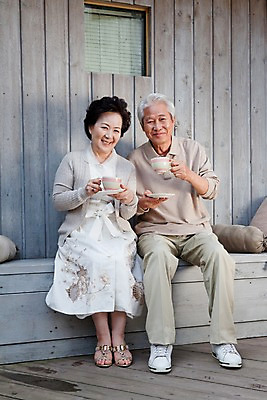 포토 JPG 주간 전신 부부 커플 여자 할아버지 노년 남자 할머니 커피 포즈 쿠션 창문 티타임 미소 웃음 사람 앉기 동양인 야외 두명 실버라이프 노부부 한국인 마시기 판넬 실버 차 커피잔 나무벽 노인만 국내포토 자연요소 라이프스타일 음료 벽 관계 모션 휴식 잔 표정 인종 성인 목재 성인만 파일형식