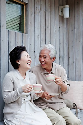 포토 JPG 주간 부부 커플 여자 할아버지 노년 남자 할머니 커피 포즈 쿠션 창문 티타임 전등 조명 미소 웃음 사람 앉기 동양인 상반신 야외 두명 실버라이프 노부부 한국인 마시기 판넬 실버 차 커피잔 나무벽 노인만 국내포토 자연요소 라이프스타일 음료 벽 관계 모션 휴식 잔 표정 인종 성인 목재 성인만 파일형식