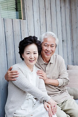 포토 JPG 주간 부부 커플 여자 할아버지 노년 남자 할머니 포즈 쿠션 창문 사랑 미소 웃음 사람 앉기 동양인 상반신 야외 두명 실버라이프 노부부 한국인 판넬 실버 나무벽 노인만 국내포토 자연요소 라이프스타일 감정 벽 관계 모션 표정 인종 성인 목재 성인만 파일형식