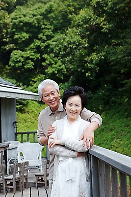 포토 JPG 주간 나무 식물 부부 커플 여자 할아버지 노년 남자 할머니 포즈 의자 난간 사랑 서기 미소 웃음 사람 동양인 상반신 야외 두명 실버라이프 노부부 한국인 실버 숲 노인만 국내포토 자연요소 라이프스타일 감정 가구 관계 모션 표정 인종 성인 성인만 파일형식