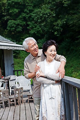 포토 JPG 주간 나무 식물 부부 커플 여자 할아버지 노년 남자 할머니 의자 난간 사랑 서기 미소 웃음 사람 동양인 상반신 야외 두명 실버라이프 노부부 한국인 실버 숲 노인만 국내포토 자연요소 라이프스타일 감정 가구 관계 모션 표정 인종 성인 성인만 파일형식