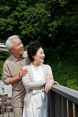 포토 JPG 주간 나무 식물 부부 커플 여자 할아버지 노년 남자 할머니 포즈 난간 사랑 서기 미소 웃음 사람 동양인 상반신 야외 두명 실버라이프 노부부 한국인 실버 숲 노인만 국내포토 자연요소 라이프스타일 감정 관계 모션 표정 인종 성인 성인만 파일형식