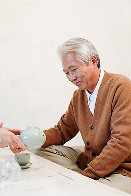 포토 JPG 할아버지 노년 남자 탁자 주전자 티타임 잔 실내 한명 미소 웃음 사람 앉기 동양인 상반신 실버라이프 한국인 마시기 도자기 붓기 실버 차 다기 노인남자한명만 국내포토 1 라이프스타일 식기 음료 가구 모션 주방용품 휴식 표정 인종 성인 내부 다도 남자한명만 노인남자만 파일형식