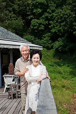 포토 JPG 주간 나무 식물 부부 커플 여자 할아버지 노년 남자 할머니 포즈 의자 난간 주택 사랑 서기 미소 웃음 사람 동양인 상반신 야외 두명 건물 실버라이프 노부부 한국인 실버 숲 노인만 국내포토 자연요소 라이프스타일 건축물 감정 가구 관계 모션 표정 인종 성인 성인만 파일형식