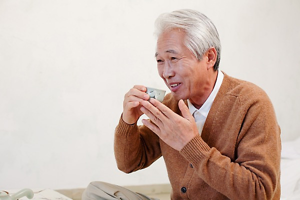 포토 JPG 할아버지 노년 남자 티타임 잔 실내 한명 미소 웃음 사람 앉기 동양인 상반신 실버라이프 한국인 마시기 도자기 실버 차 다기 노인남자한명만 국내포토 1 라이프스타일 식기 음료 모션 휴식 표정 인종 성인 내부 다도 남자한명만 노인남자만 파일형식