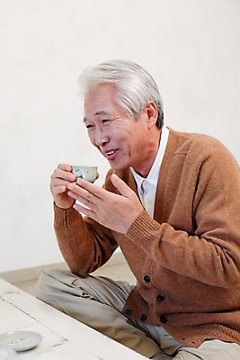 포토 JPG 할아버지 노년 남자 탁자 티타임 잔 실내 한명 미소 웃음 사람 앉기 동양인 상반신 실버라이프 한국인 마시기 도자기 실버 차 다기 노인남자한명만 국내포토 1 라이프스타일 식기 음료 가구 모션 휴식 표정 인종 성인 내부 다도 남자한명만 노인남자만 파일형식