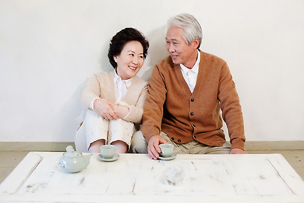 포토 JPG 부부 커플 여자 할아버지 노년 남자 할머니 탁자 주전자 티타임 잔 실내 사랑 미소 웃음 사람 앉기 동양인 상반신 두명 실버라이프 노부부 한국인 마시기 도자기 실버 차 찻잔 다기 노인만 국내포토 라이프스타일 식기 감정 음료 가구 관계 모션 주방용품 휴식 표정 인종 성인 내부 다도 성인만 파일형식