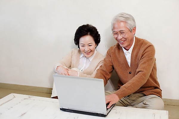 포토 JPG 부부 커플 여자 할아버지 노년 남자 안경 할머니 탁자 실내 미소 웃음 사람 앉기 동양인 상반신 두명 노트북 실버라이프 컴퓨터 노부부 한국인 실버 노인만 평생교육 국내포토 라이프스타일 잡화 교육 가구 관계 모션 표정 인종 성인 내부 전자제품 성인만 파일형식