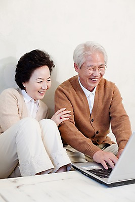포토 JPG 부부 커플 여자 할아버지 노년 남자 안경 할머니 탁자 실내 미소 웃음 사람 앉기 동양인 상반신 두명 노트북 실버라이프 컴퓨터 노부부 한국인 실버 노인만 평생교육 국내포토 라이프스타일 잡화 교육 가구 관계 모션 표정 인종 성인 내부 전자제품 성인만 파일형식