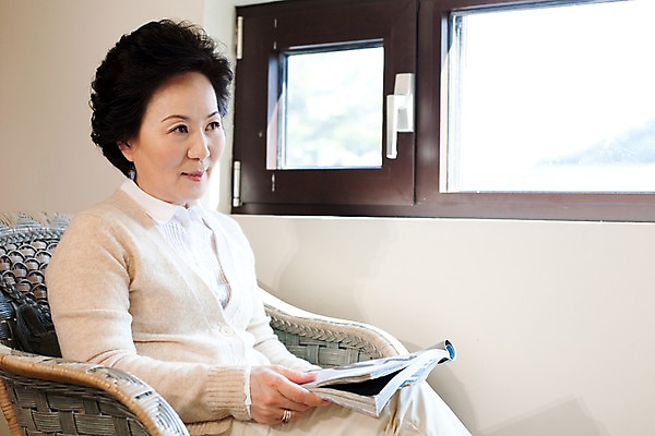 포토 JPG 여자 노년 할머니 의자 창문 실내 한명 사람 앉기 동양인 상반신 실버라이프 독서 한국인 실버 잡지 노인여자한명만 국내포토 1 라이프스타일 가구 모션 인종 성인 내부 간행물 여자한명만 노인여자만 파일형식