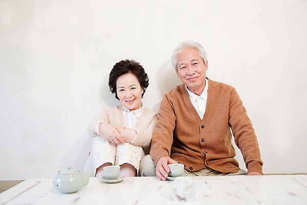 포토 JPG 부부 커플 여자 할아버지 노년 남자 할머니 탁자 주전자 티타임 잔 실내 사랑 미소 웃음 사람 앉기 동양인 상반신 두명 실버라이프 노부부 한국인 마시기 도자기 실버 차 찻잔 다기 노인만 국내포토 라이프스타일 식기 감정 음료 가구 관계 모션 주방용품 휴식 표정 인종 성인 내부 다도 성인만 파일형식