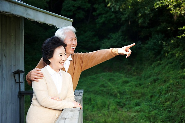 포토 JPG 주간 나무 식물 부부 커플 여자 할아버지 노년 남자 할머니 난간 서기 미소 웃음 사람 동양인 손짓 상반신 야외 두명 건물 실버라이프 노부부 한국인 가리킴 실버 숲 노인만 국내포토 자연요소 라이프스타일 건축물 관계 모션 표정 인종 성인 성인만 파일형식