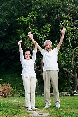 포토 JPG 주간 전신 나무 식물 부부 커플 여자 할아버지 노년 남자 할머니 서기 미소 웃음 사람 동양인 손짓 잔디 야외 두명 실버라이프 노부부 만세 한국인 실버 숲 노인만 국내포토 자연요소 라이프스타일 관계 모션 표정 인종 성인 성인만 파일형식