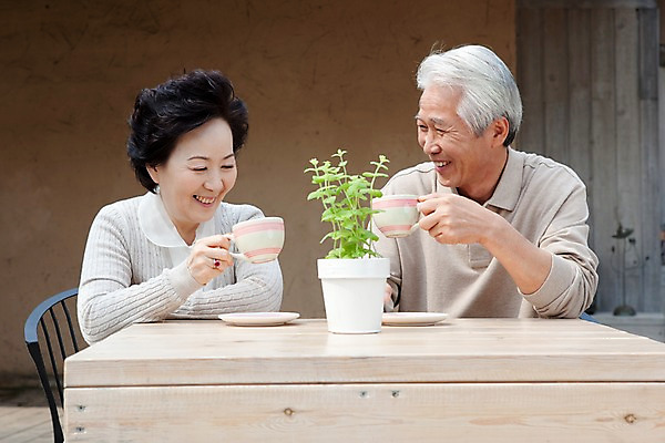 포토 JPG 주간 식물 부부 커플 여자 할아버지 노년 남자 화분 할머니 화초 커피 의자 탁자 티타임 실내 미소 웃음 사람 앉기 동양인 상반신 야외 두명 실버라이프 마주보기 노부부 한국인 마시기 실버 차 커피잔 노인만 국내포토 자연요소 라이프스타일 음료 가구 관계 모션 휴식 잔 표정 인종 성인 내부 성인만 파일형식
