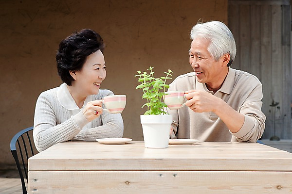 포토 JPG 주간 식물 부부 커플 여자 할아버지 노년 남자 화분 할머니 화초 커피 의자 탁자 티타임 실내 사랑 미소 웃음 사람 앉기 동양인 상반신 야외 두명 실버라이프 마주보기 노부부 한국인 마시기 실버 차 커피잔 노인만 국내포토 자연요소 라이프스타일 감정 음료 가구 관계 모션 휴식 잔 표정 인종 성인 내부 성인만 파일형식