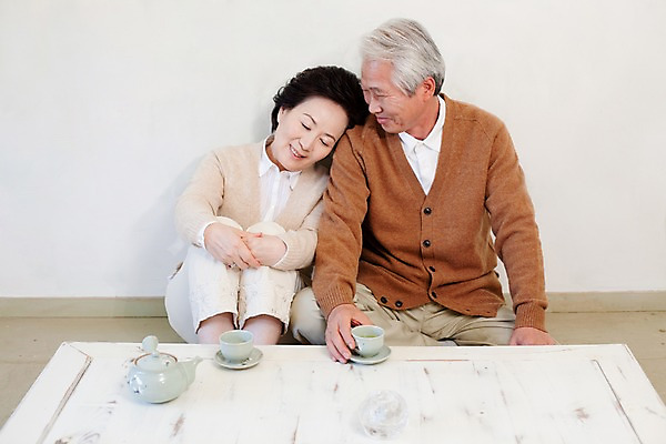 포토 JPG 부부 커플 여자 할아버지 노년 남자 할머니 탁자 주전자 티타임 잔 실내 사랑 미소 웃음 사람 앉기 동양인 두명 실버라이프 노부부 한국인 마시기 도자기 실버 차 찻잔 다기 노인만 국내포토 라이프스타일 식기 감정 음료 가구 관계 모션 주방용품 휴식 표정 인종 성인 내부 다도 성인만 파일형식