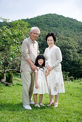 포토 JPG 주간 전신 나무 식물 라이프스타일 여자 할아버지 노년 남자 할머니 초등학생 어린이 포즈 가족 하늘 손녀 산 대가족 서기 미소 웃음 사람 동양인 소녀 잔디 야외 라이프 세명 소풍 한국인 숲 국내포토 자연요소 학생 관계 모션 표정 인종 성인 생활 야외활동 손주 파일형식