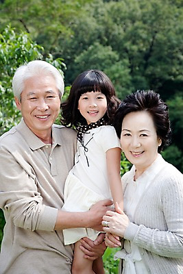 포토 JPG 주간 나무 식물 라이프스타일 여자 할아버지 노년 남자 할머니 초등학생 어린이 가족 손녀 대가족 서기 미소 웃음 사람 동양인 소녀 상반신 야외 라이프 세명 소풍 한국인 숲 국내포토 자연요소 학생 관계 모션 표정 인종 성인 생활 야외활동 손주 파일형식