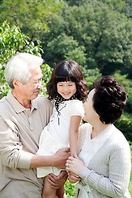 포토 JPG 주간 나무 식물 라이프스타일 여자 할아버지 노년 남자 할머니 초등학생 어린이 가족 손녀 대가족 서기 미소 웃음 사람 동양인 소녀 상반신 야외 라이프 세명 소풍 한국인 숲 국내포토 자연요소 학생 관계 모션 표정 인종 성인 생활 야외활동 손주 파일형식