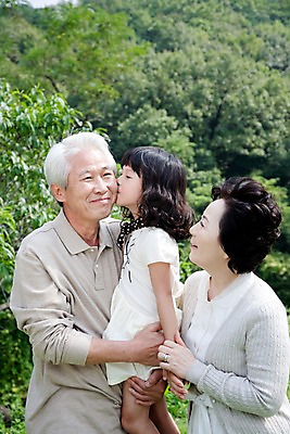 포토 JPG 주간 나무 식물 라이프스타일 여자 할아버지 노년 남자 할머니 초등학생 어린이 가족 손녀 키스 대가족 서기 미소 웃음 사람 동양인 소녀 상반신 야외 라이프 세명 소풍 한국인 숲 국내포토 자연요소 학생 관계 모션 표정 인종 성인 생활 야외활동 손주 애정표현 파일형식