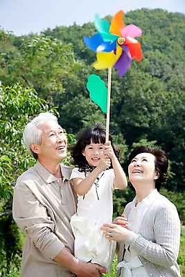 포토 JPG 주간 나무 식물 라이프스타일 여자 할아버지 노년 남자 할머니 초등학생 어린이 가족 손녀 산 대가족 서기 미소 웃음 사람 동양인 소녀 잔디 상반신 야외 라이프 세명 소풍 한국인 숲 바람개비 국내포토 자연요소 학생 관계 모션 표정 인종 성인 생활 야외활동 손주 파일형식