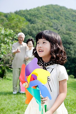 포토 JPG 주간 나무 식물 라이프스타일 여자 할아버지 노년 남자 할머니 초등학생 어린이 가족 손녀 산 대가족 서기 미소 웃음 사람 동양인 소녀 잔디 상반신 야외 라이프 세명 소풍 한국인 숲 바람개비 국내포토 자연요소 학생 관계 모션 표정 인종 성인 생활 야외활동 손주 파일형식