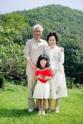 포토 JPG 주간 전신 나무 식물 라이프스타일 여자 할아버지 노년 남자 할머니 초등학생 어린이 쿠션 가족 손녀 산 대가족 서기 미소 웃음 사람 동양인 소녀 잔디 야외 라이프 세명 소풍 한국인 숲 하트쿠션 국내포토 자연요소 학생 관계 모션 표정 인종 성인 생활 야외활동 하트 손주 파일형식