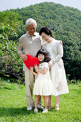 포토 JPG 주간 전신 나무 식물 라이프스타일 여자 할아버지 노년 남자 할머니 초등학생 어린이 쿠션 가족 손녀 산 대가족 서기 미소 웃음 사람 동양인 소녀 잔디 야외 라이프 세명 소풍 한국인 숲 하트쿠션 국내포토 자연요소 학생 관계 모션 표정 인종 성인 생활 야외활동 하트 손주 파일형식