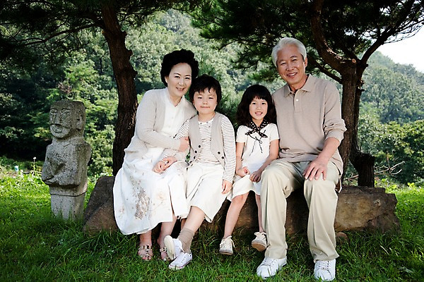 포토 JPG 주간 전신 나무 식물 라이프스타일 여자 할아버지 노년 남자 할머니 초등학생 어린이 가족 손자 손녀 대가족 미소 웃음 사람 앉기 동양인 소녀 소년 잔디 여러명 야외 라이프 한국인 돌_바위 바위 숲 석상 국내포토 자연요소 학생 다수 관계 모션 표정 인종 성인 생활 손주 파일형식