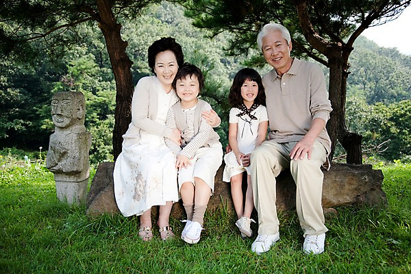 포토 JPG 주간 전신 나무 식물 라이프스타일 여자 할아버지 노년 남자 할머니 초등학생 어린이 가족 손자 손녀 대가족 미소 웃음 사람 앉기 동양인 소녀 소년 잔디 여러명 야외 라이프 한국인 돌_바위 바위 숲 석상 국내포토 자연요소 학생 다수 관계 모션 표정 인종 성인 생활 손주 파일형식